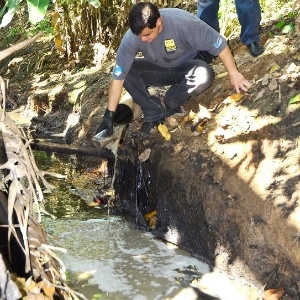 Equipe vistoria leito do rio Calombé em busca de poluentes e produtos tóxicos - Divulgação/SEA