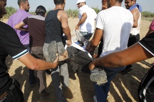 Palestinos carregam corpo de uma das vítimas<br>de ataque israelende na Faixa de Gaza 