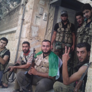 Em meio a combate, rebeldes sírios faz sinal de paz na cidade de Aleppo, no noroeste da Síria