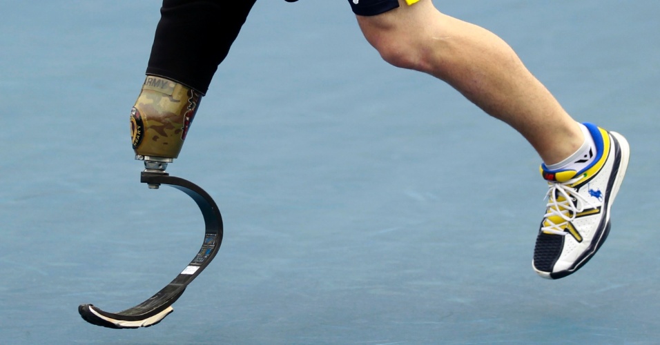 6.set.2012 - Ryan McIntosh corre com perna mecância para recolher bolas no U.S. Open de Tênis, em Nova York, nos Estados Unidos. Ryam perdeu sua perna numa explosão enquanto servia o exército americano no Afeganistão