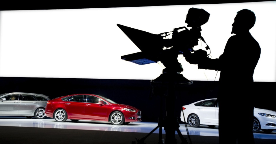 6.set.2012 - Silhueta de cinegrafista durante a apresentação oficial dos novos modelos Ford Mondeo, em Amstredam, na Holanda