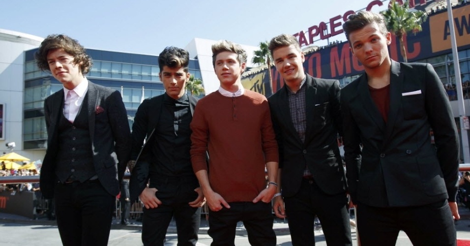 A boy band One Direction chega ao MTV Video Music Awards 2012 em Los Angeles. O grupo é indicado para as categorias: revelação e melhor vídeo pop - REUTERS/Mario Anzuoni