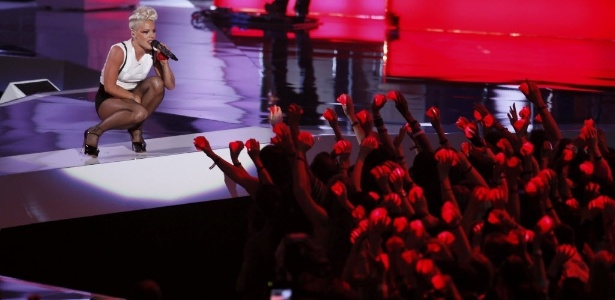 A cantora Pink durante apresentação no VMA 2012 (6/9/12) - Mario Anzuoni/Reuters