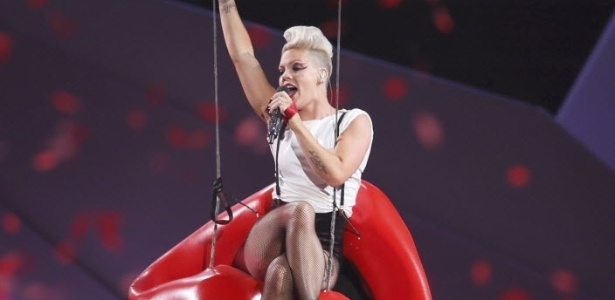 A cantora Pink se apresenta durante o VMA 2012 (6/9/12) - Mario Anzuoni/Reuters