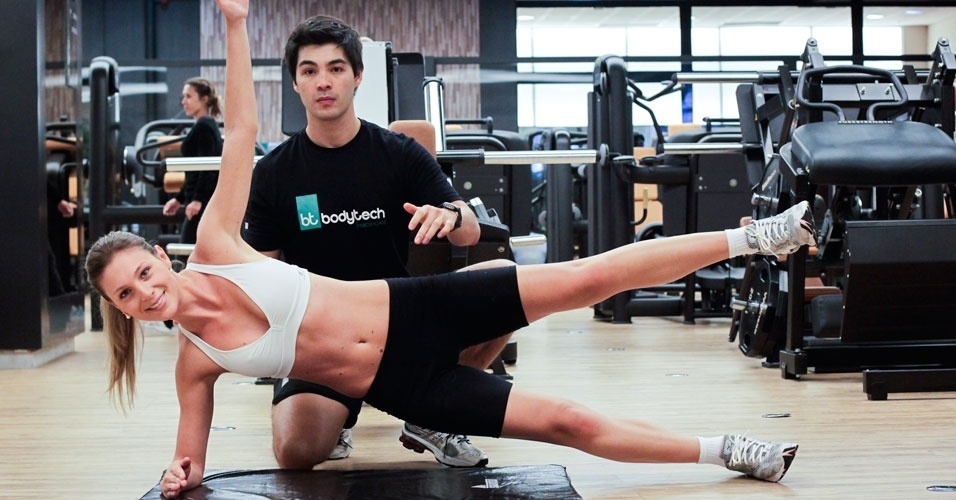 Abdominais isométricos - Fernando Donasci/UOL. Agradecimento: Academia Bodytech