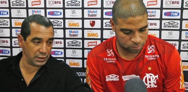 Adriano explica falta a treinamento do Flamengo ao lado do diretor de futebol Zinho - Bernardo Monteiro/VIPCOMM