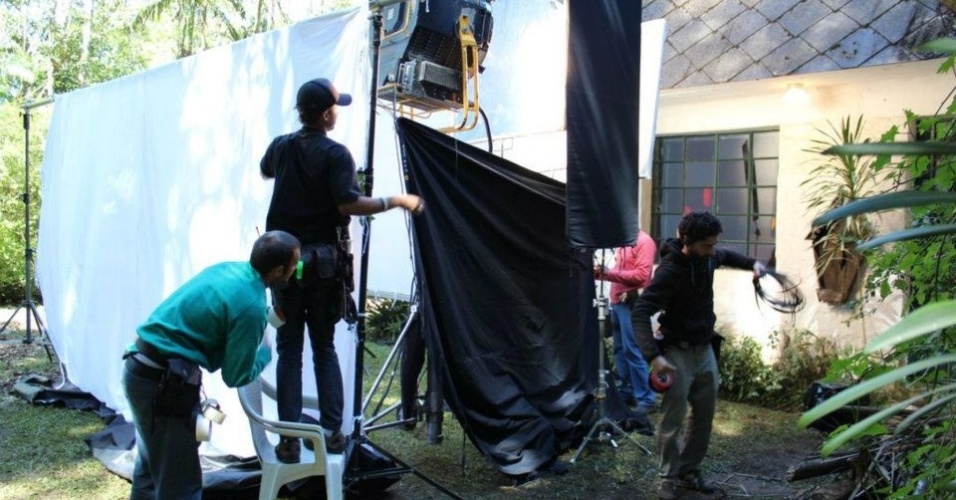 Bastidores das gravações de "Isolados", na serra de Petrópolis, Rio (24/08/12) - Reprodução/Facebook
