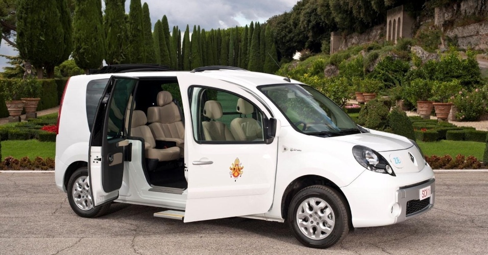 Bento 16 recebe papamóvel elétrico; veja detalhes do carro  - Divulgação