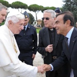 Bento 16 recebe papamóvel elétrico; veja detalhes do carro  - Divulgação