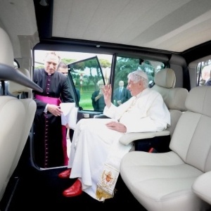 Bento 16 recebe papamóvel elétrico; veja detalhes do carro  - Divulgação