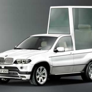 Bento 16 recebe papamóvel elétrico; veja detalhes do carro  - Divulgação