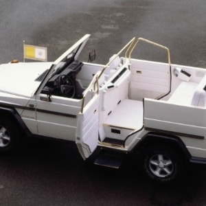 Bento 16 recebe papamóvel elétrico; veja detalhes do carro  - Divulgação