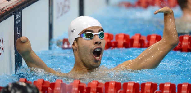 Brasileiro Daniel Dias comemora medalha de ouro conquistada nos 50 m costas S5 em Londres