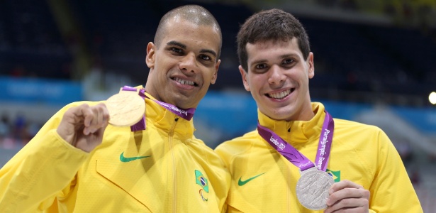 Brasileiros Phelipe Rodrigues (d) e André Brasil exibem medalhas conquistadas na prova dos 100m S10