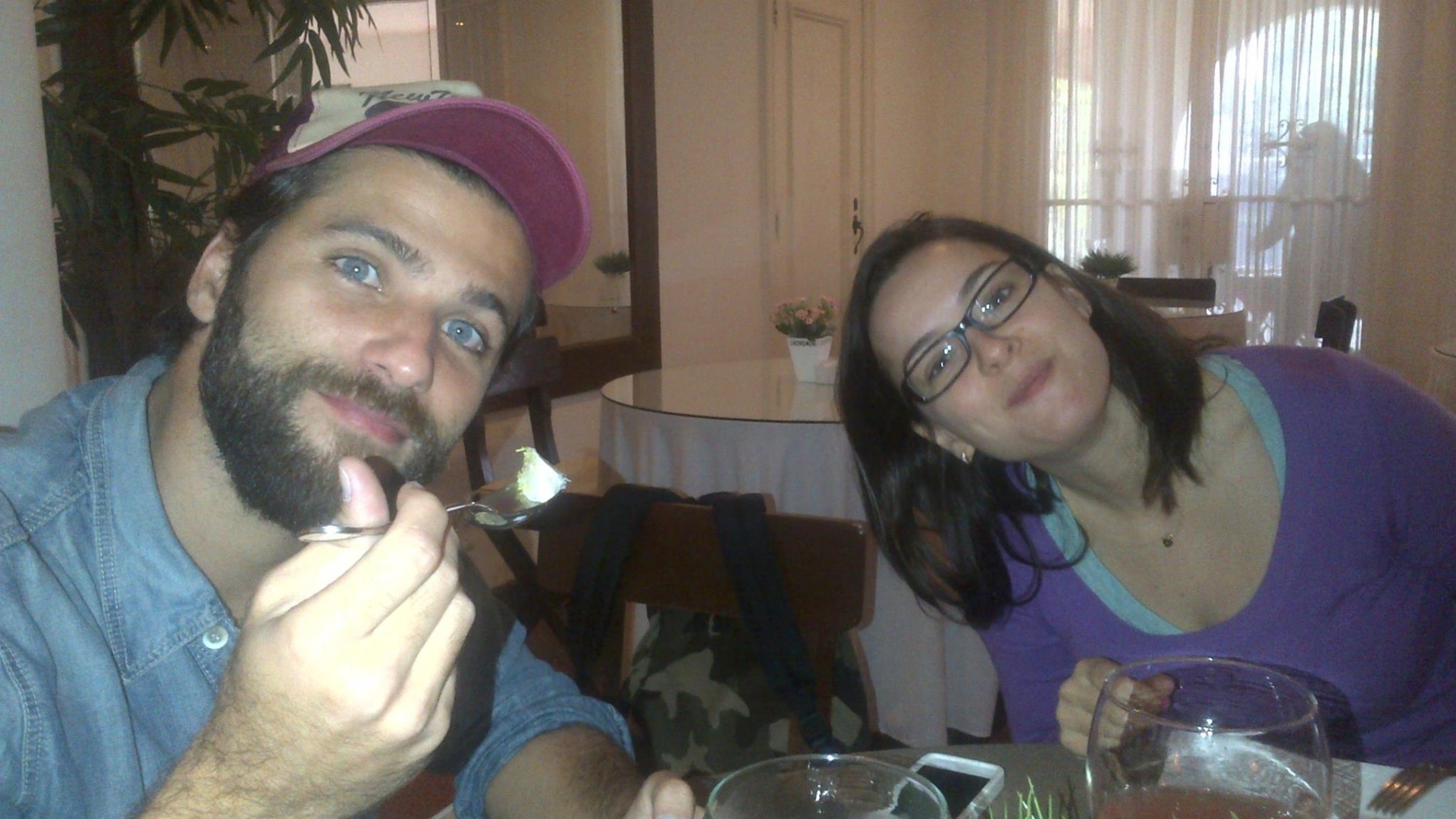 Bruno Gagliasso e Regiane Alves nos intervalos das filmagens de "Isolados", na serra de Petrópolis, Rio (15/08/12) - Reprodução/Facebook