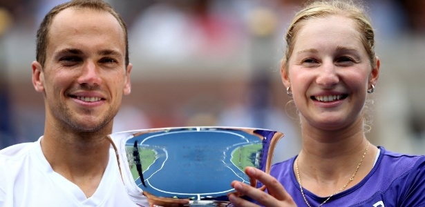 Bruno Soares e Ekaterina Makarova mostram troféu do título de duplas mistas - Elsa/Getty Images/AFP