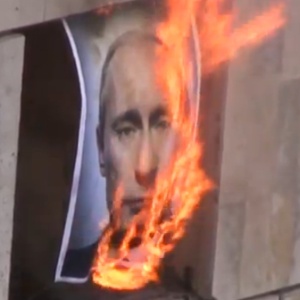 Cartaz do presidente da Rússia, Vladimir Putin, é queimado em vídeo divulgado pela banda Pussy Riot (6/9/12) - Reprodução/NME