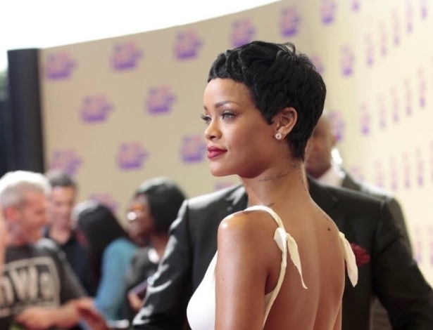 De vestido branco, a cantora Rihanna chega ao  MTV Video Music Awards 2012 em Los Angels - REUTERS/Mario Anzuoni