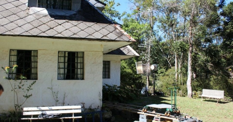 Exterior da casa utilizada como cenário das filmagens de "Isolados", na serra de Petrópolis, Rio (24/08/12) - Reprodução/Facebook
