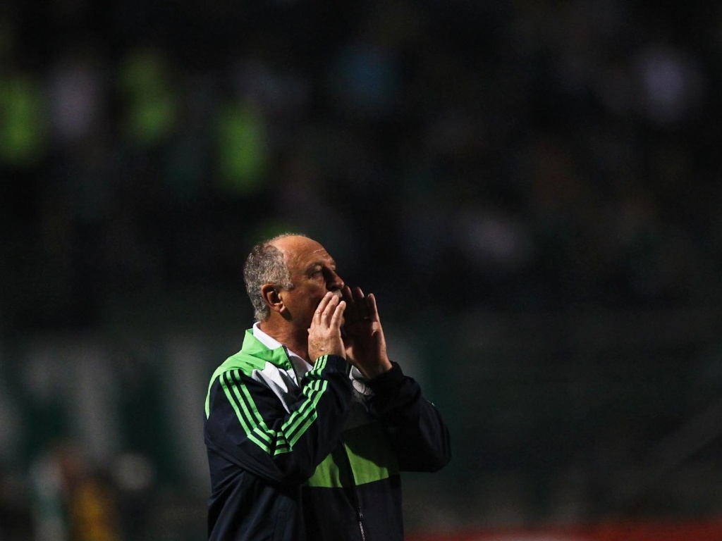 Felipão, técnico do Palmeiras, grita com seus jogadores durante a partida contra o Sport, no Pacaembu