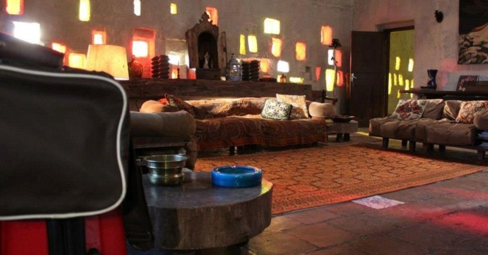 Interior da casa utilizada como cenário das filmagens de "Isolados", na serra de Petrópolis, Rio (24/08/12) - Reprodução/Facebook