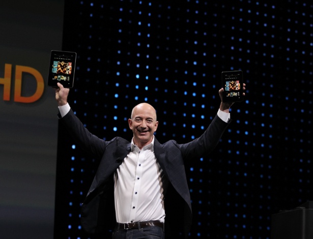 Jeff Bezos, diretor-executivo da Amazon, exibe os tablets Kindle Fire HD durante evento nos EUA - Matt Sayles/AP Images