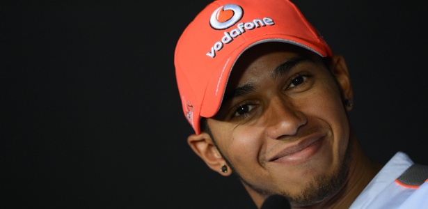 Lewis Hamilton negou rumores de que estaria negociando com a Mercedes - Dimitar Dilkoff/AFP