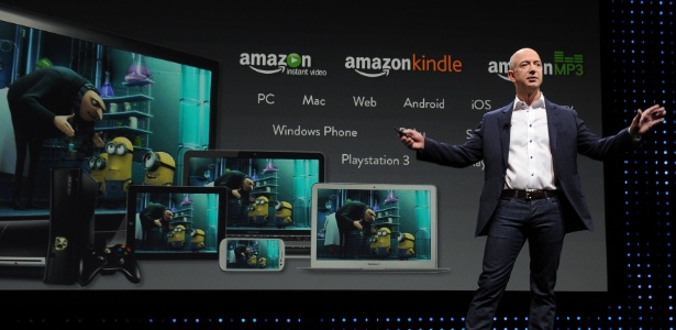 O CEO da Amazon, Jeff Bezos, comandou o evento da empresa norte-americana, que divulgou novos tablets da linha Kindle. A pré-venda dos aparelhos no mercado americano começará no mês de setembro. - Joe Klamar/AFP