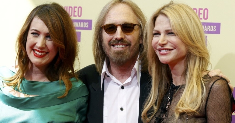O músico Tom Petty, a esposa Dana York e a filha Adria Petty comparecem ao tapete vermelho do VMA 2012 - REUTERS/Danny Moloshok