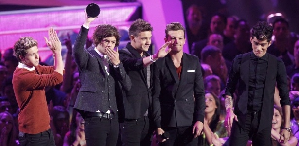 One Direction recebe o prêmio de melhor vídeo Pop por "What Makes You Beautiful" durante o VMA 2012 (6/9/12) - Mario Anzuoni/Reuters