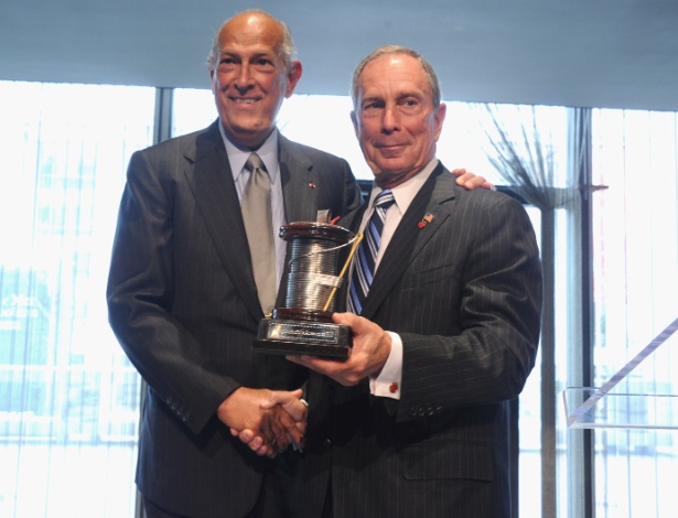 O estilista Oscar de La Renta recebe prêmio das mãos de Michael Bloomberg, prefeito de Nova York (05/09/2012) - Getty Images