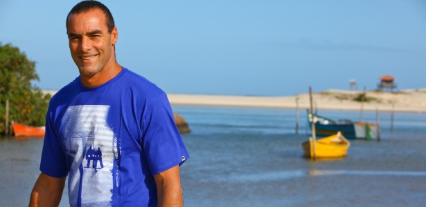 Paulo Zulu passeia pela praia: "Faço meditação olhando para o mar, tomando sol, na presença da natureza" - Marco Dutra/UOL