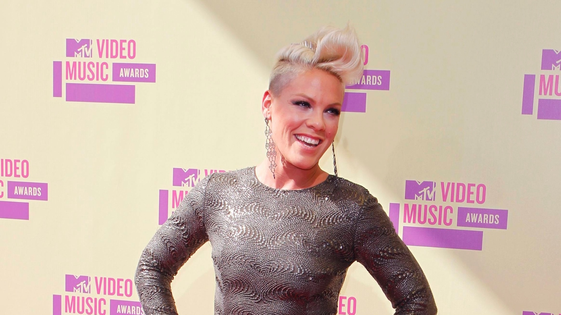 Pink posa para foto na chegada ao MTV Video Music Awards 2012 em Los Angeles  - REUTERS/Danny Moloshok