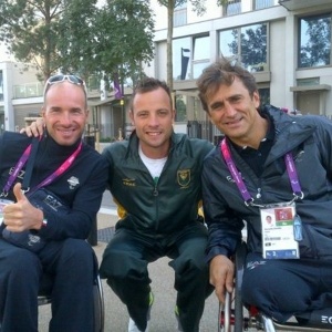 Pistorius (centro) posa ao lado de Zanardi (direita)