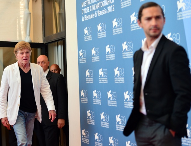Robert Redford e Shia LaBeouf promovem o filme "The company you keep" no 69º Festival de Veneza (6/9/12) - AFP