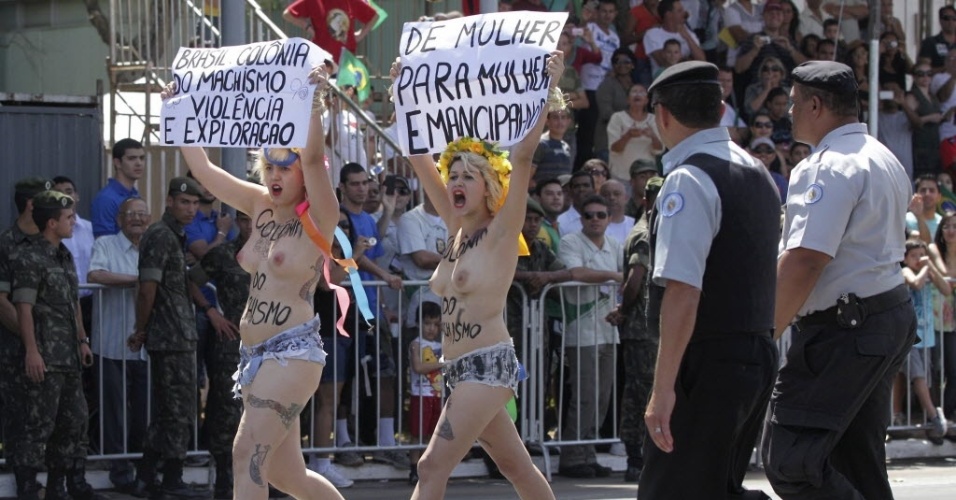 7.set.2012 - Ativistas do Femen Brasil - filial brasileira do grupo internacional de feministas que ganhou notoriedade pelos protestos com uso de "topless" - invadem a parada militar em comemoração do Dia da Independência, em Brasília