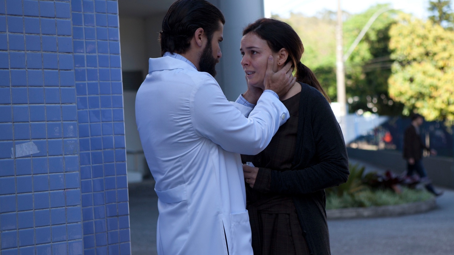 Bruno Gagliasso como o psiquiatra Lauro e Regiane Alves, sua namorada Renata, em cena de "Isolados" (agosto/2012) - Dan Behr/Divulgação