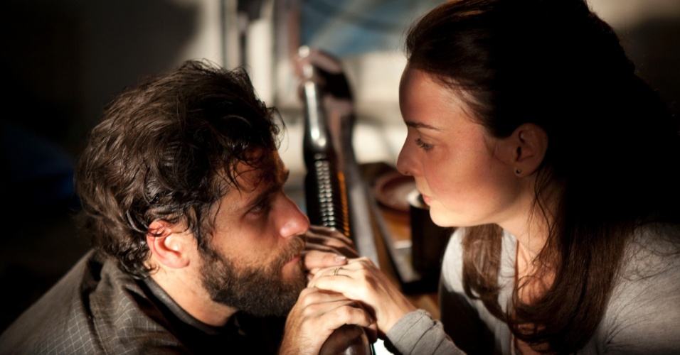 Bruno Gagliasso como o psiquiatra Lauro e Regiane Alves, sua namorada Renata, em cena de "Isolados" (agosto/2012)