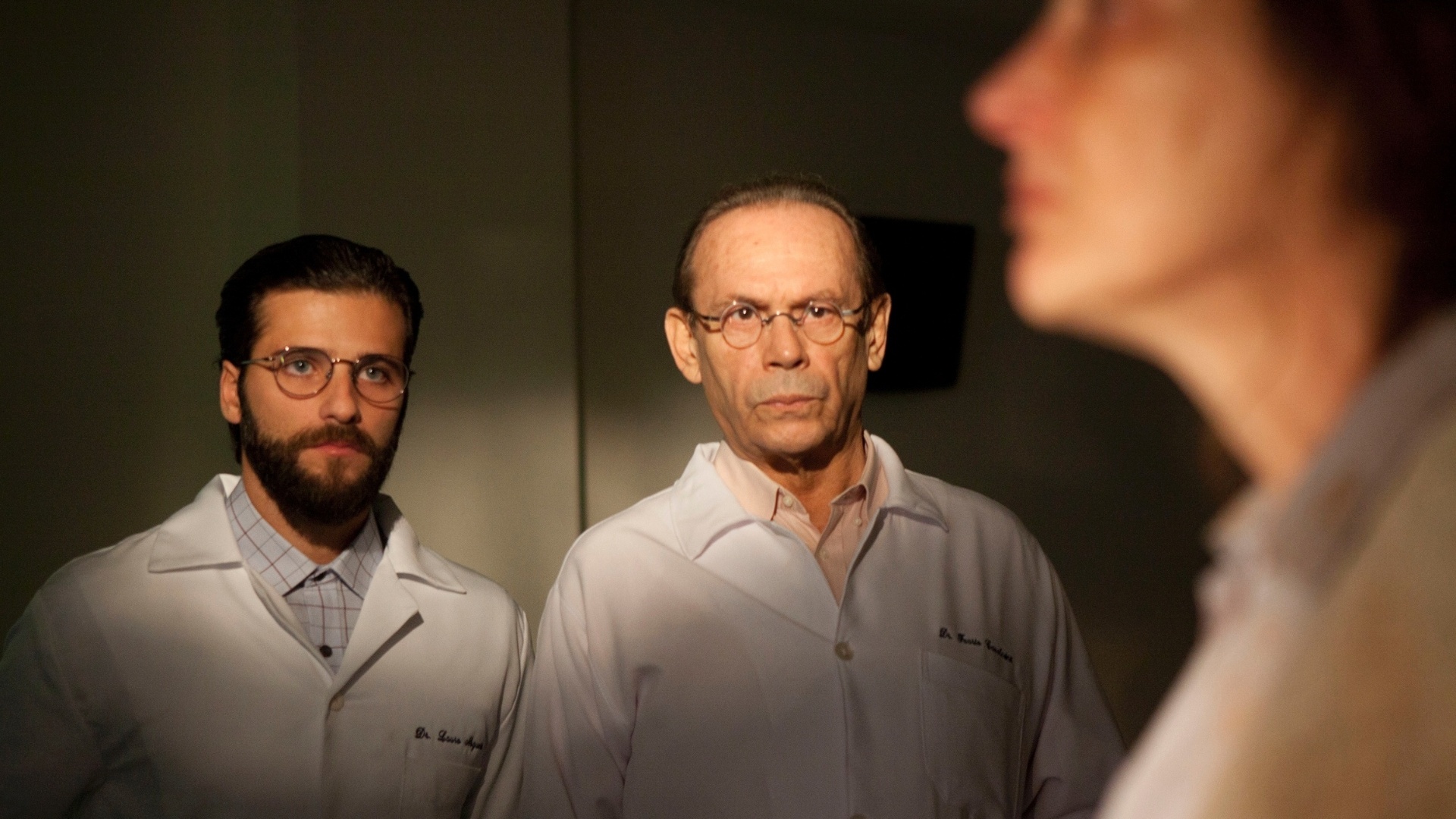 Bruno Gagliasso (Lauro) e José Wilker (Dr. Fausto) em cena de "Isolados" (agosto/2012) - Dan Behr/Divulgação