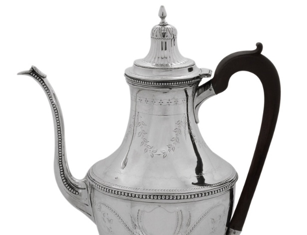 Bule de prata que pertenceu à família Real Portuguesa em 1808, em exposição - Divulgação