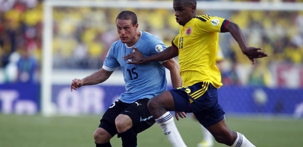 Colômbia, de Valencia (dir.), goleou o Uruguai, de Diego Perez, nas Eliminatórias