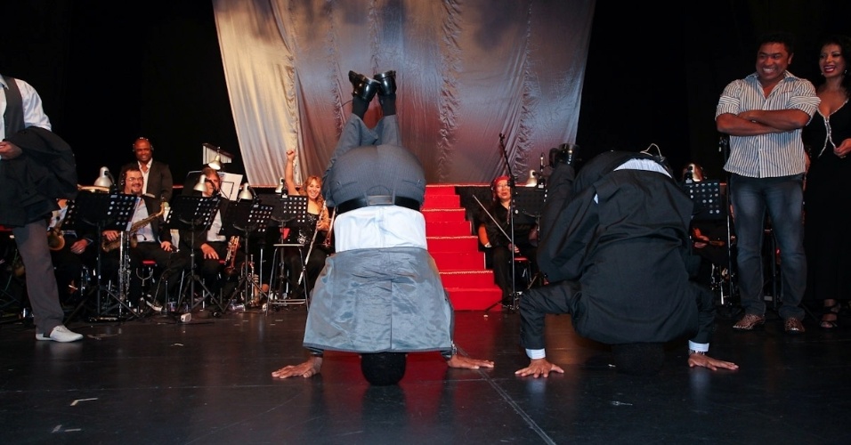 Depois do término do espetáculo "Jair em Disparada, o Musical", o cantor Jair Rodrigues subiu ao palco e plantou bananeira ao lado do ator Luciano Quirino (6/9/12)