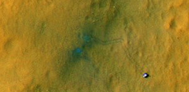 Fotos realizadas pelo Equipamento Orbital de Reconhecimento de Marte  As manchas azuis nesta imagem colorida artificialmente são as marcas deixadas pela sistema de pouso do jipe-robô - Nasa