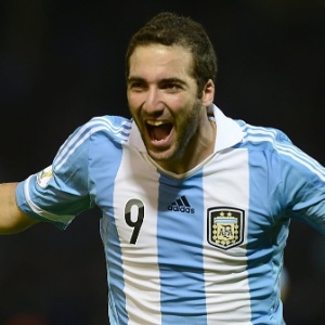 Higuaín comemora segundo gol da Argentina na partida contra o Paraguai - AFP PHOTO / DANIEL GARCIA