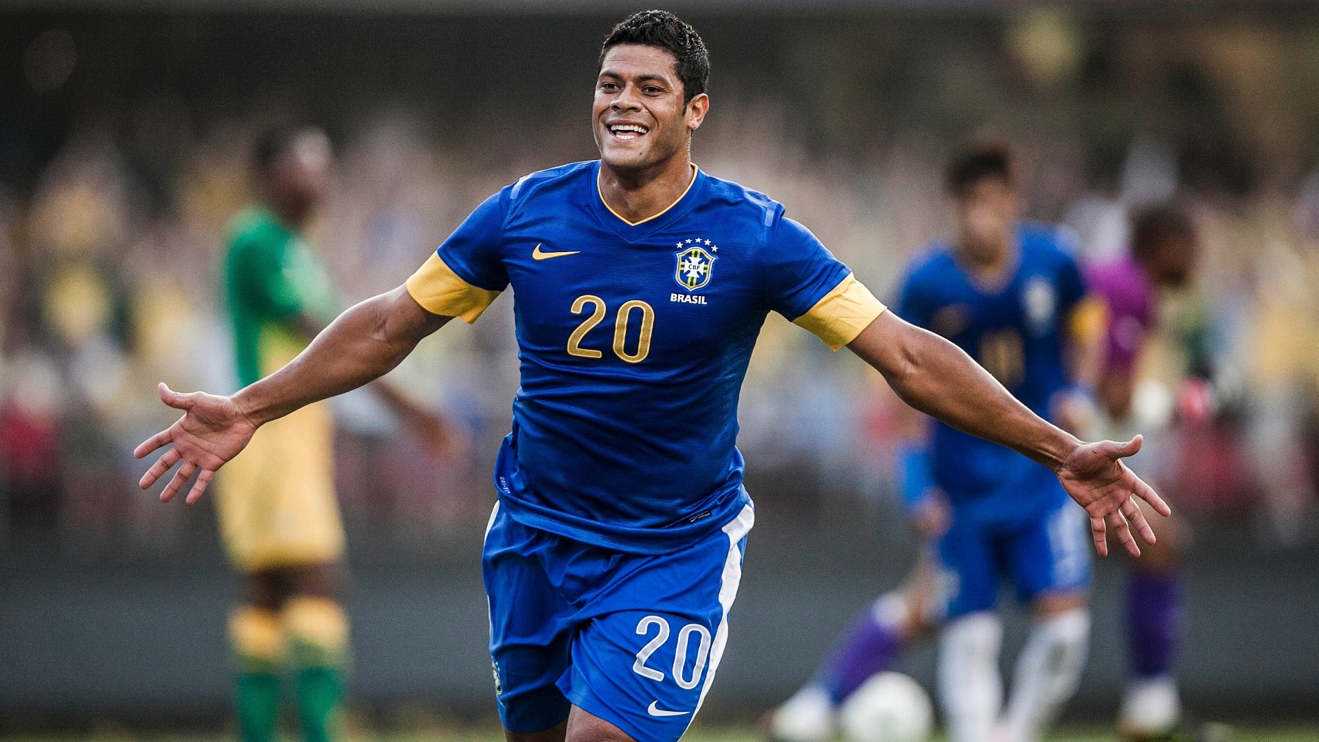 Hulk sorri após marcar pela seleção brasileira contra a África do Sul