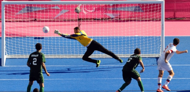  Ivan Potekhin, da Rússia, marca gol no Brasil durante semifinal do futebol de sete em Londres