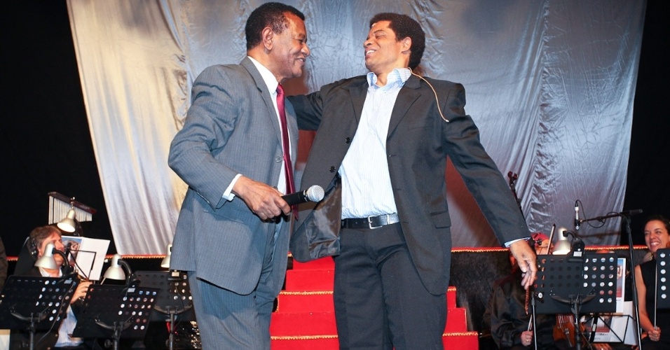 Jair Rodrigues e Luciano Quirino comemoram a pré-estreia da peça "Jair em Disparada, o Musical" em SP (6/9/12)