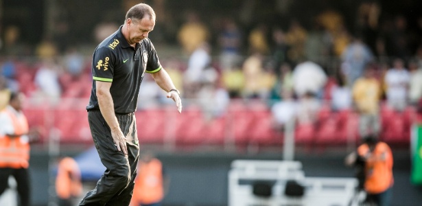 Mano Menezes deixa o campo no intervalo do amistoso Brasil x África do Sul