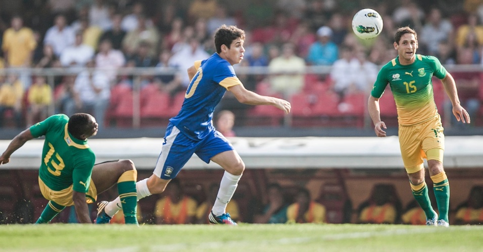 Meia Oscar, da seleção brasileira, tenta alcançar a bola durante jogo contra a África do Sul