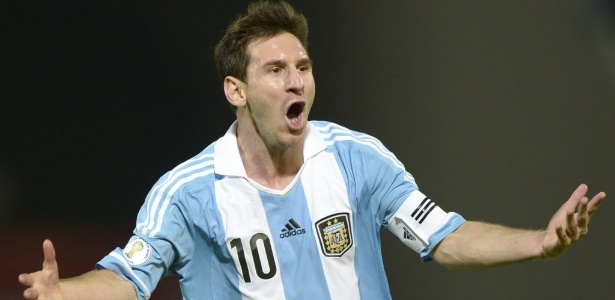 Messi comemora segundo gol da Argentina na partida contra o Paraguai